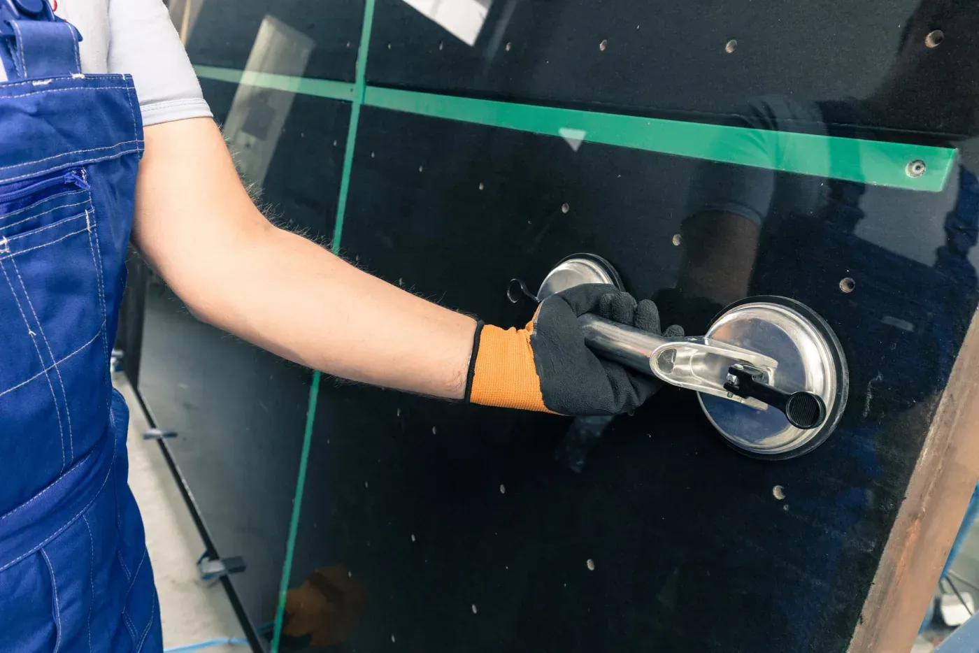 Découpe et façonnage d'un miroir sur mesure en atelier